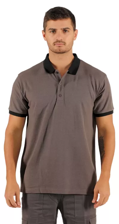 Homem com camiseta polo cinzenta com gola preta e botões, calças cinzentas, fundo branco
