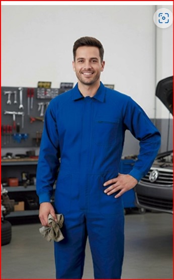 Homem com macacão azul numa oficina automóvel, segurando um pano cinza