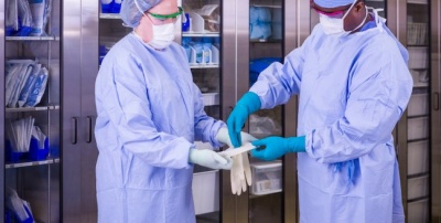 Profissionais de saúde com equipamento de proteção em ambiente hospitalar