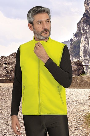 Homem com colete amarelo fluorescente ao ar livre em ambiente rochoso