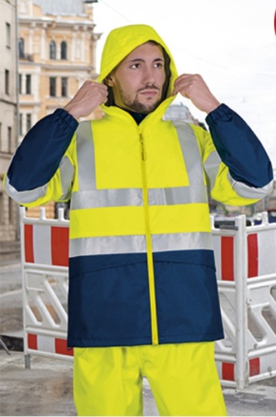 Homem com casaco impermeável amarelo e azul com faixas refletoras e capuz amarelo