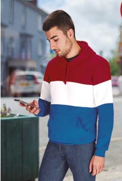 Homem a usar hoodie tricolor vermelho, branco e azul a olhar para telemóvel na rua