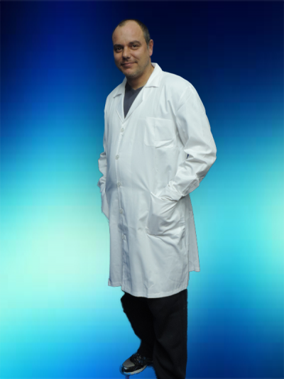 Homem com jaleco branco de laboratório em fundo azul degradê