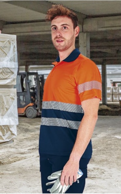 Homem com polo laranja e azul com faixas refletoras num ambiente de armazém