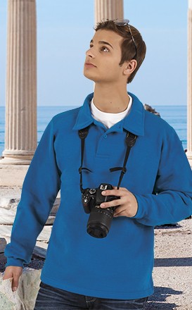 Jovem com polo azul, câmara fotográfica e mapa junto a colunas e mar