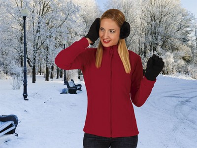 Mulher com blusão vermelho, luvas e protetores de orelhas pretos em parque nevado