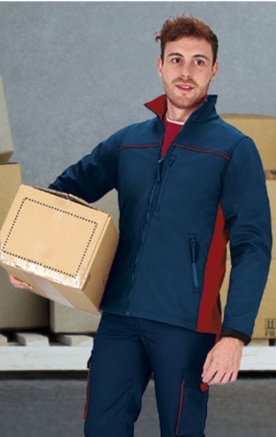 Homem com uniforme azul e vermelho segurando caixa de cartão num armazém