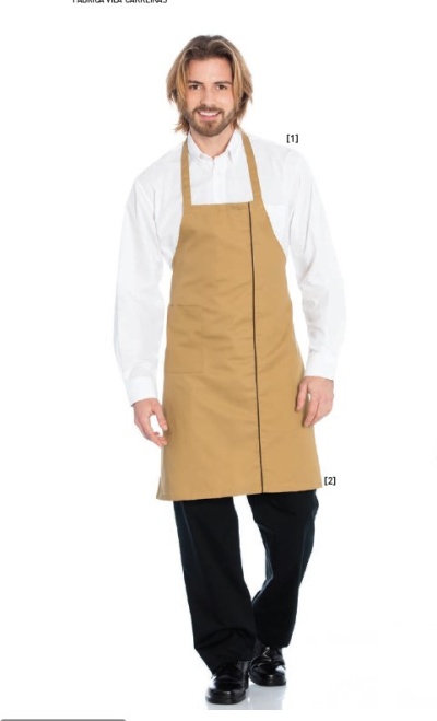 Homem com avental bege, camisa branca e calças pretas, rosto sorridente