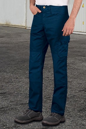 Calças de trabalho azul escuro com bolsos laterais usadas por uma pessoa com sapatos cinza e t-shirt branca