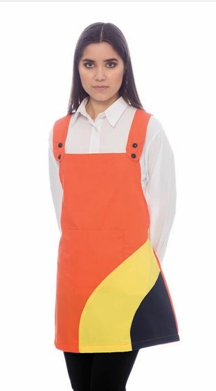 Avental laranja com detalhes amarelos e pretos usado sobre camisa branca