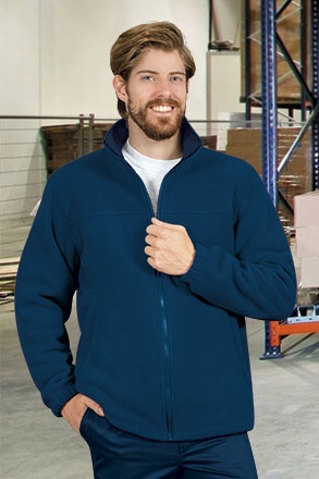 Homem a usar casaco azul escuro em armazém