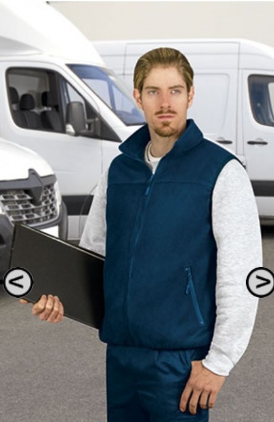 Homem com colete azul e camisola cinza segurando pasta preta perto de carrinhas brancas