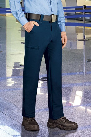 Calças azuis escuras com cinto preto e sapatos pretos em chão de azulejos brilhantes