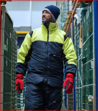 Homem com roupa de trabalho fluorescente e gorro azul num armazém
