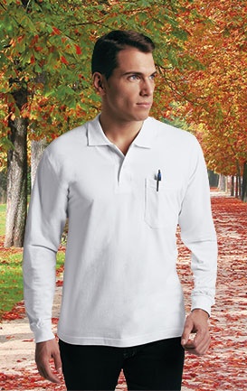 Homem com polo branco de manga comprida em caminho com folhas de outono