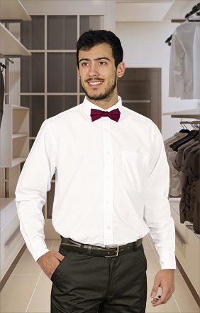 Homem de camisa branca com gravata borboleta vinho em closet