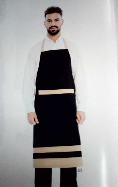 Homem vestido com avental preto com faixas bege e camisa branca