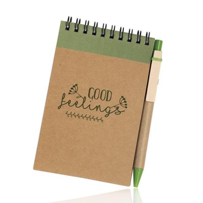 Caderno espiral castanho e verde com caneta de papel reciclado