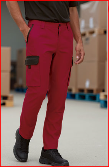 Calças vermelhas com bolsos pretos usadas em armazém