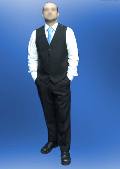 Homem vestido formalmente com colete preto, camisa branca e gravata azul em fundo azul