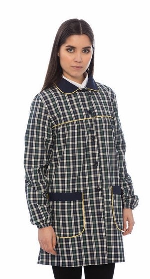 Casaco comprido xadrez azul, branco e verde com gola azul e bolsos grandes, usado por mulher.