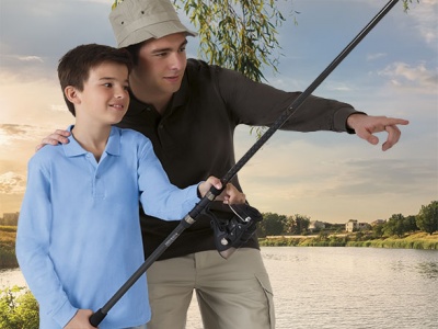 Um homem e uma criança pescando juntos ao lado de um lago