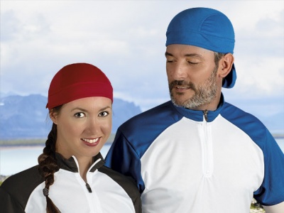 Homem e mulher com camisolas desportivas e gorros coloridos ao ar livre