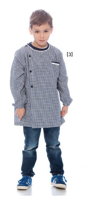 Menino com bata escolar azul e branca xadrez, calças jeans e ténis azuis