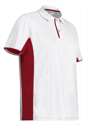 Polo branco com detalhes vermelhos nas laterais e mangas, com colarinho e botões frontais.