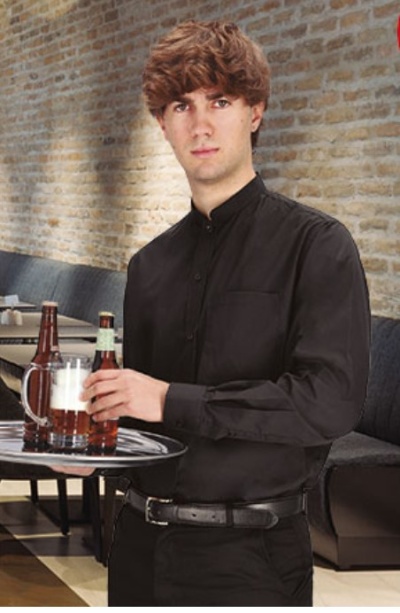 Jovem com camisa preta segurando tabuleiro com cerveja em restaurante