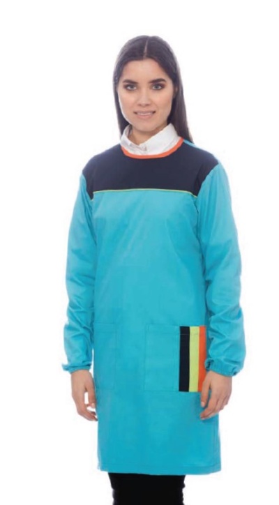 Vestido ou bata comprida azul com detalhes coloridos e gola preta.