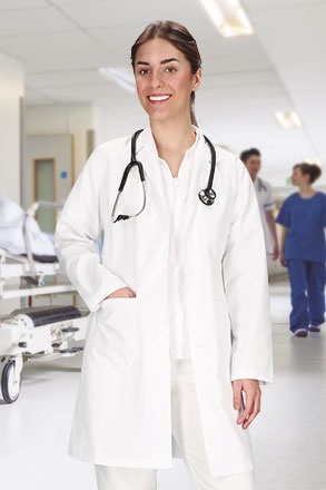 Mulher médica com bata branca e estetoscópio em hospital