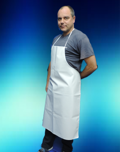 Homem com avental branco sobre t-shirt cinzenta em fundo azul gradiente.