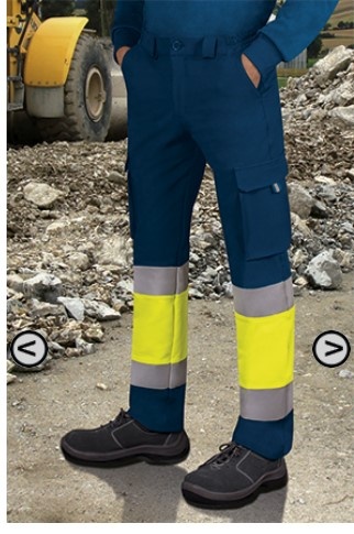 Calças de trabalho azuis com faixas reflexivas usadas em ambiente de construção