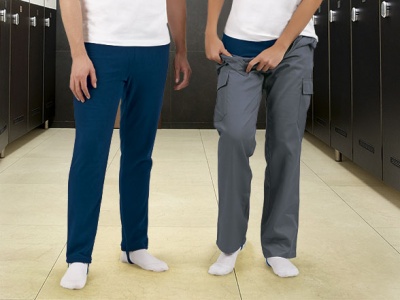 Dois homens com calças compridas azul escura e cinzenta junto de cacifos num balneário