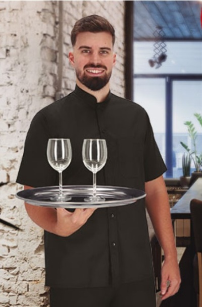 Homem com camisa preta segurando tabuleiro com duas taças de vinho