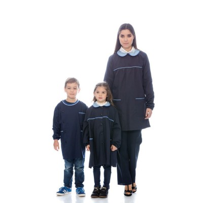 Três pessoas com batas escolares azul-escuro e gola branca em fundo branco.