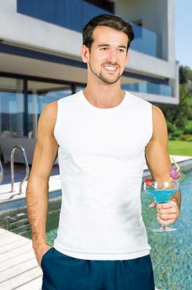 Homem com camisola regata branca a segurar cocktail azul junto a piscina