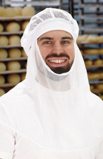 Homem com roupa protetora branca e rede de malha