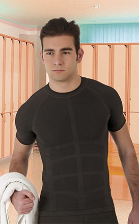 Homem com t-shirt preta de tecido elástico segurando toalha branca em vestiário.