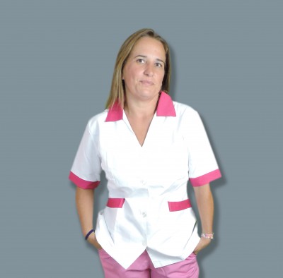 Blusa branca com detalhes rosa, gola em V, botões frontais, usada com calças rosa