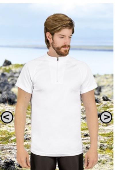 Homem com camisola branca de manga curta com fecho, cenário natural