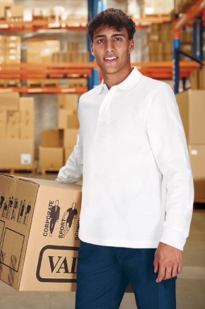 Homem com camisa pólo branca e calças azuis segurando caixa de cartão num armazém