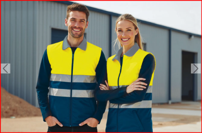 Homem e mulher com coletes amarelos refletores, em ambiente industrial