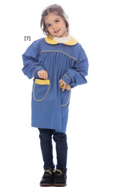 Criança vestindo bata escolar azul com detalhes amarelos e calças escuras