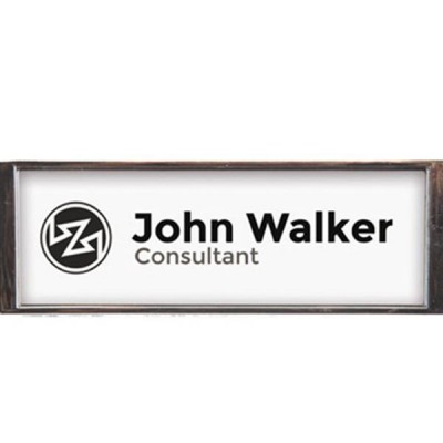 Placa retangular com nome John Walker Consultant e logotipo circular preto e branco.