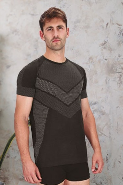 Homem com camisola desportiva preta com padrão cinza e calções pretos