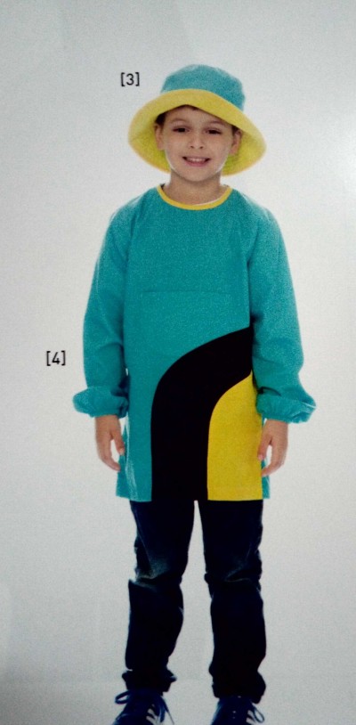 Criança com chapéu, bata colorida, calças escuras e ténis azuis