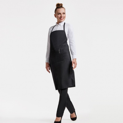 Mulher com avental preto, camisa branca e calças pretas, fundo branco