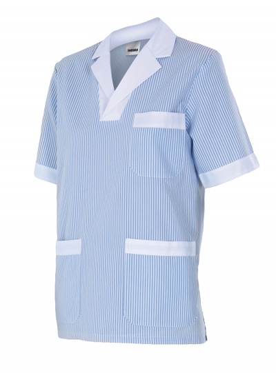 Casaco de trabalho às riscas azuis e brancas com gola branca e três bolsos.